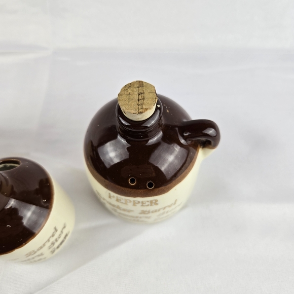 Vintage Ceramic Cracker Barrel Whiskey Jug Salt & Pepper Shakers Set Tenn - Picture 6 of 9
